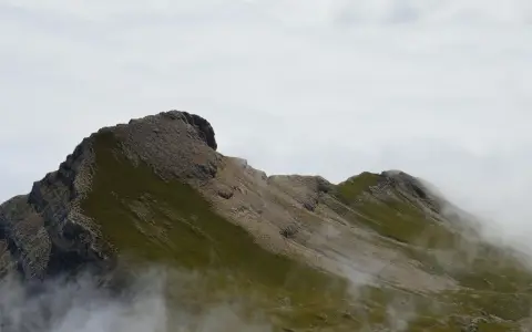 Symbolbild: Explore the misty peaks of Gresse-en-Vercors in this breathtaking alpine landscape view.