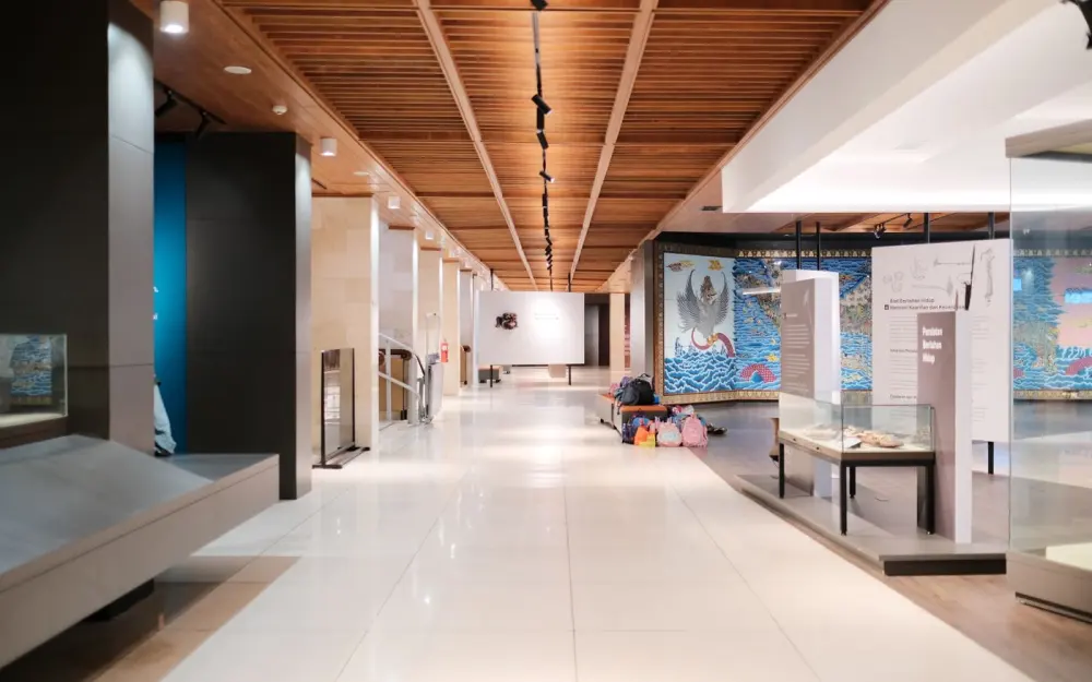 Symbolbild: Bright museum hallway with exhibits and empty walkways, showcasing modern design.