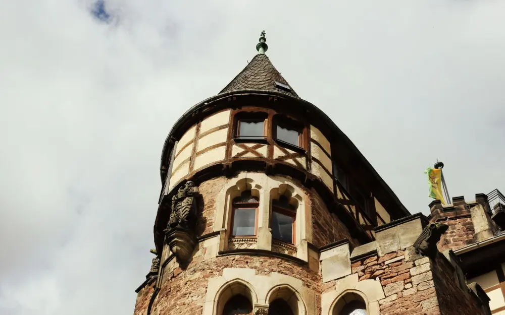 Symbolbild: Charming historic tower with detailed architecture in Witzenhausen, Hessen, Germany against a clear sky.