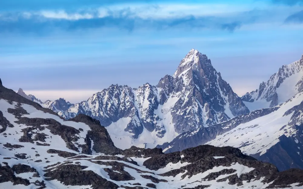 Symbolbild: Breathtaking view of the snow-covered peaks of Chamonix, France, under a clear blue sky.