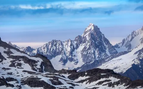 Symbolbild: Breathtaking view of the snow-covered peaks of Chamonix, France, under a clear blue sky.