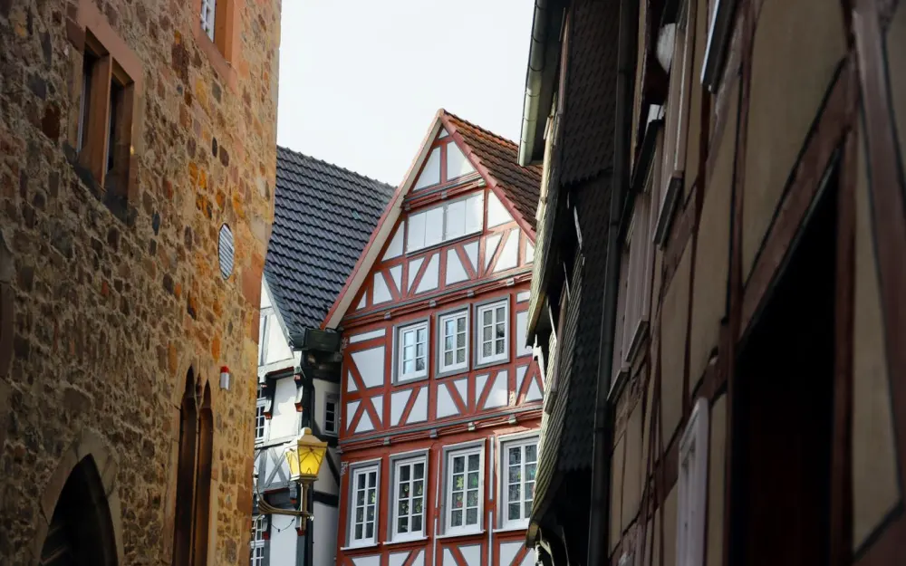 Symbolbild: View of traditional timbered houses and narrow alleyways in Fritzlar, Germany. Classic architecture.