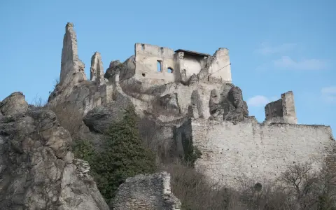 Symbolbild: Explore the stunning ruins of Dürnstein Castle set against a clear blue sky.