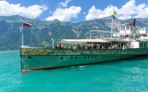 Symbolbild: Explore a picturesque boat cruise on Lake Brienz, surrounded by Swiss Alps and clear skies.