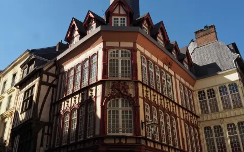 Symbolbild: Historic half-timbered buildings in Rouen, showcasing medieval architecture and sunlight.