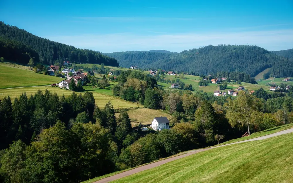 Symbolbild: Beautiful green landscape of Baiersbronn in summer showcasing rolling hills and scattered houses.