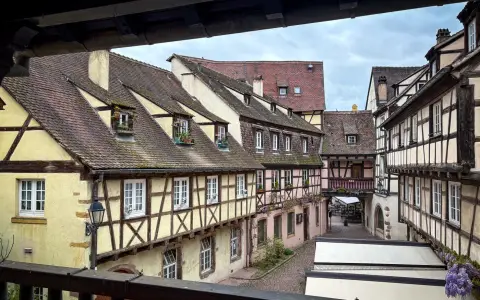 Symbolbild: Explore the charming medieval architecture of a picturesque French town with cobblestone streets and half-timbered houses.