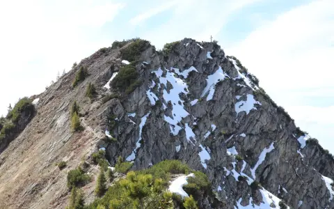 Symbolbild: Dramatic view of a rocky, snow-capped mountain peak in Salzburg, Austria, highlighting alpine terrain.