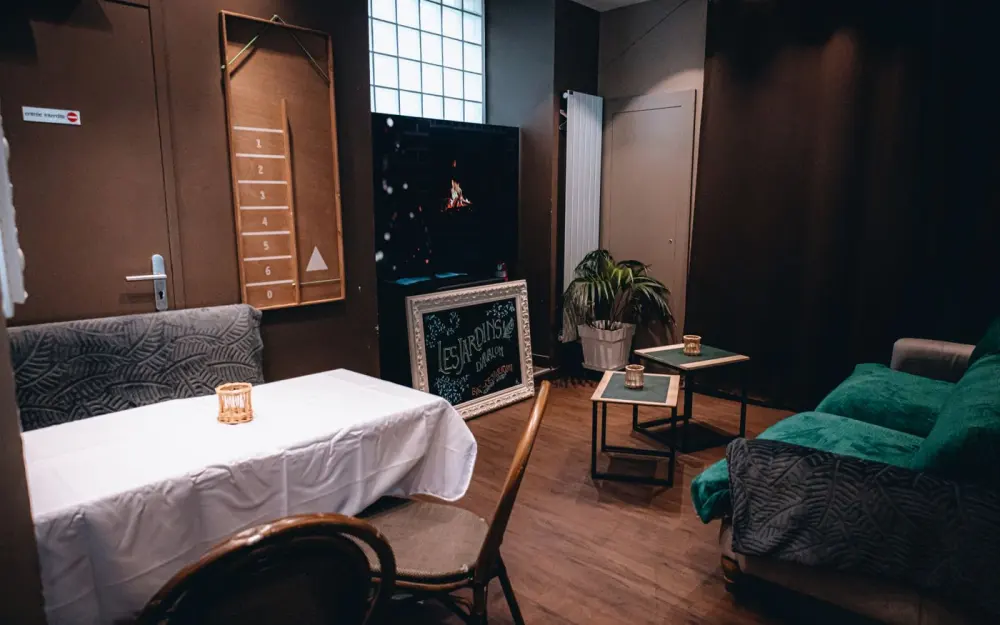 Symbolbild: Charming indoor lounge with cozy seating and stylish decor, perfectly set for a relaxing gathering.