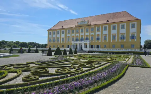 Symbolbild: Baroque Schloßhof Palace in Austria with elegant gardens on a sunny day.