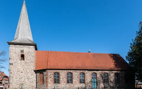 Symbolbild: Charming stone church in Siebeneichen, Germany on a clear day, showcasing traditional architecture.