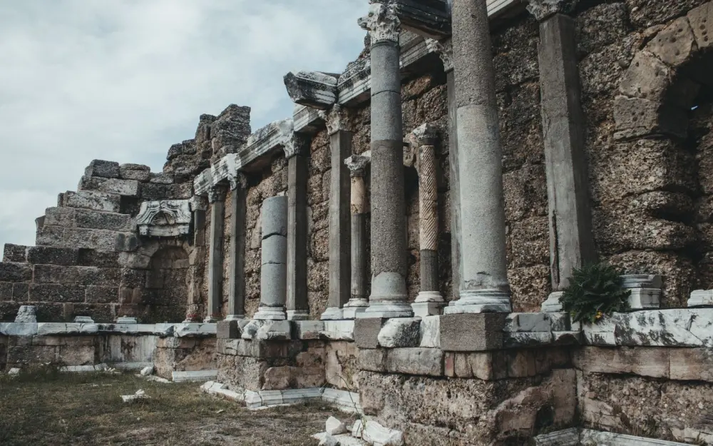 Symbolbild: Explore the majestic ancient Roman ruins featuring impressive stone columns and intricate carvings.