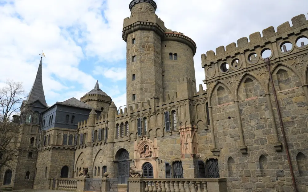 Symbolbild: Majestic historical castle facade in Kassel, Germany, showcasing Gothic architecture.