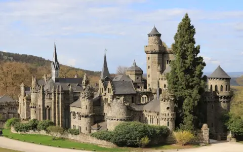 Symbolbild: Explore the stunning Löwenburg Castle set amidst lush greenery in Kassel, Germany.