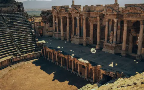 Symbolbild: Ruins of the ancient Roman theater in Hierapolis, Turkey captured in daylight.