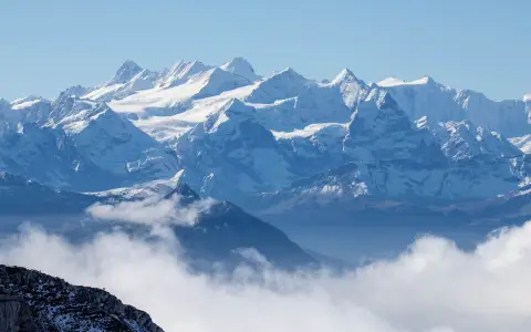 Symbolbild: Stunning view of snow-covered peaks of the Swiss Alps in Alpnach, Switzerland.