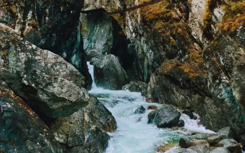 Symbolbild: A picturesque mountain stream flowing through rocky terrain in Arshan, Buryatia, Russia.