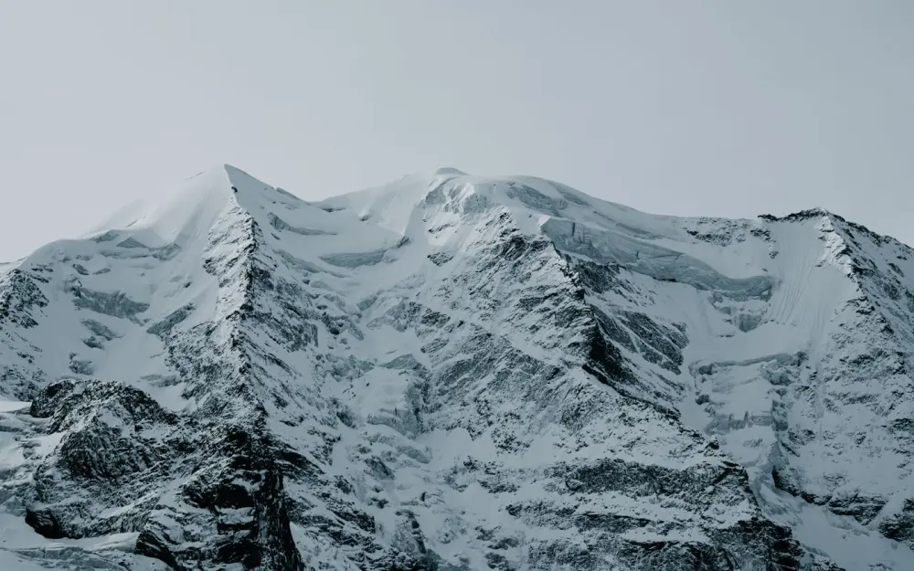Symbolbild: Stunning view of snow-covered Alps in Graubünden, Switzerland, showcasing rugged winter beauty.