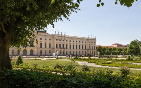 Symbolbild: Explore the lush gardens of Charlottenburg Palace in Berlin, with classic architecture and scenic views.