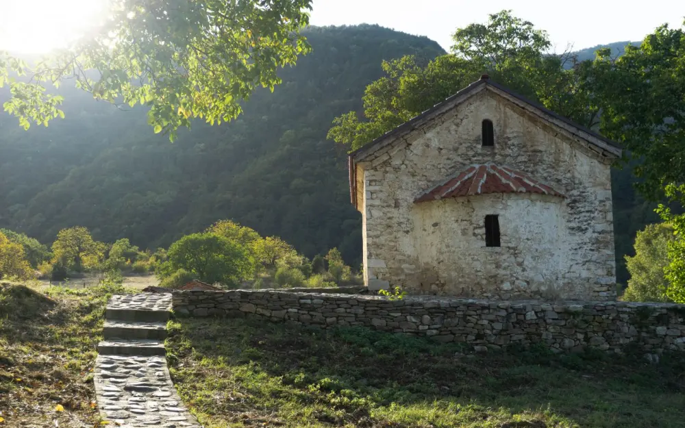 Symbolbild: Stone chapel at Bachkovski Monastery, surrounded by lush greenery in Plovdiv, Bulgaria.
