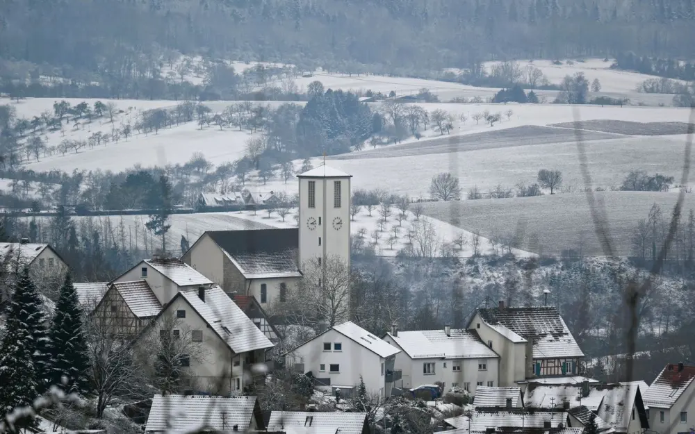 Symbolbild: Snow-covered village in Auenwald, Germany, showcasing picturesque winter scenery.