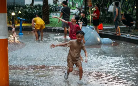 Symbolbild: Kids playing in a splash park, enjoying water fun outdoors in summer.