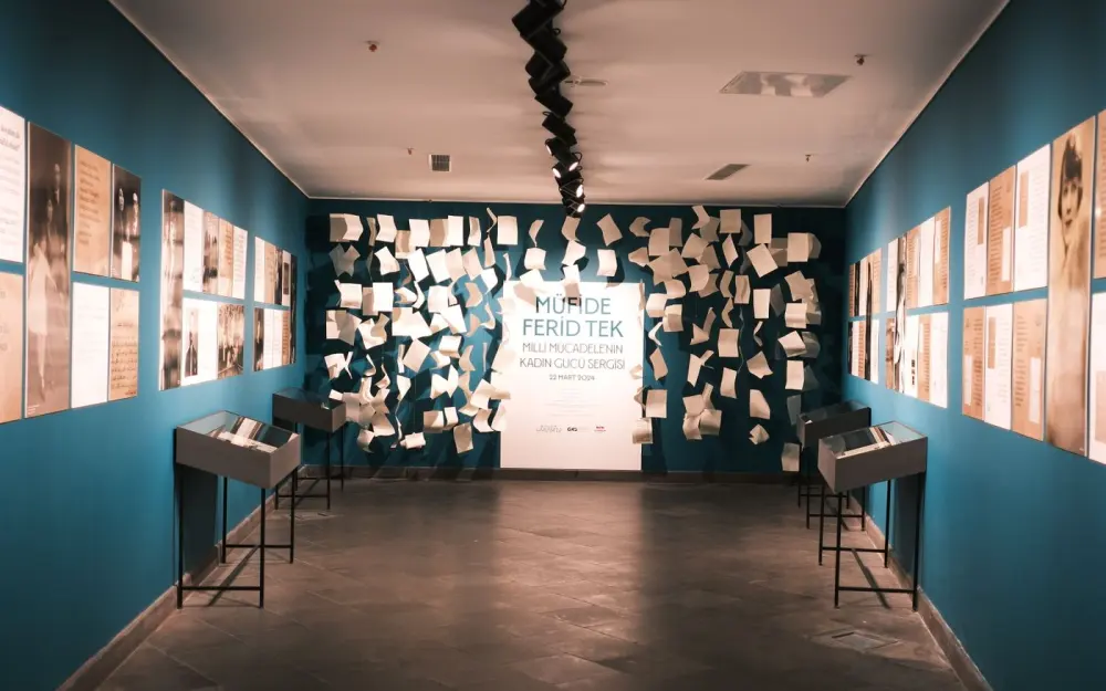 Symbolbild: Contemporary art gallery featuring floating paper installation and informative portraits.