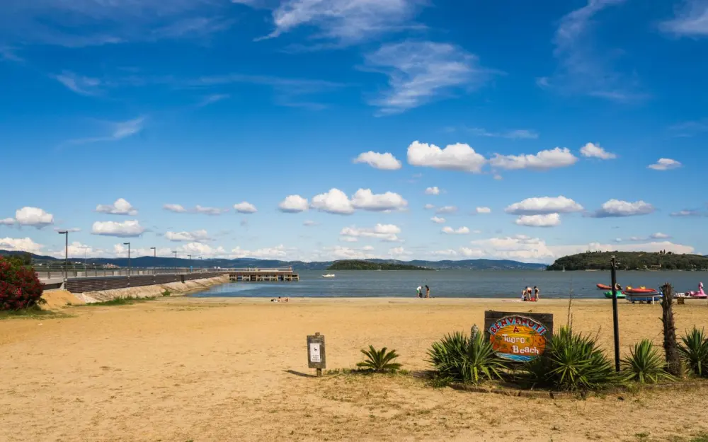Symbolbild: A serene summer day at a sandy beach on Lake Trasimeno, Umbria, Italy.