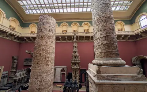 Symbolbild: Intricate classical columns displayed in a museum's grand interior.