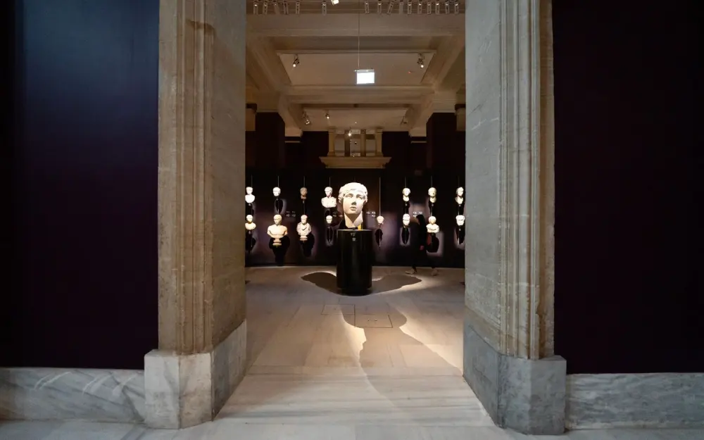 Symbolbild: Marble sculptures on display in an Istanbul museum, showcasing ancient art.