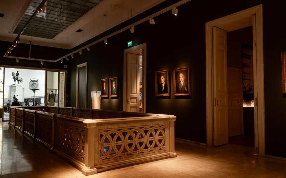 Symbolbild: Beautiful art gallery interior featuring classic portraits and sculptures in dim lighting.