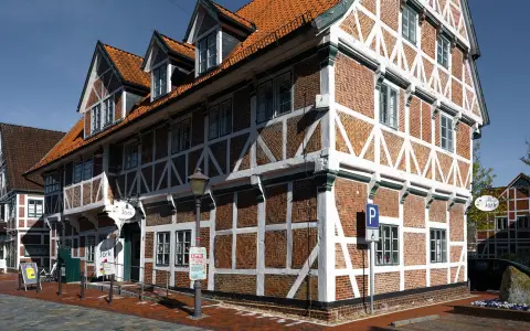 Symbolbild: Charming half-timbered building in Jork, Germany, showcasing historic German architecture on a sunny day.