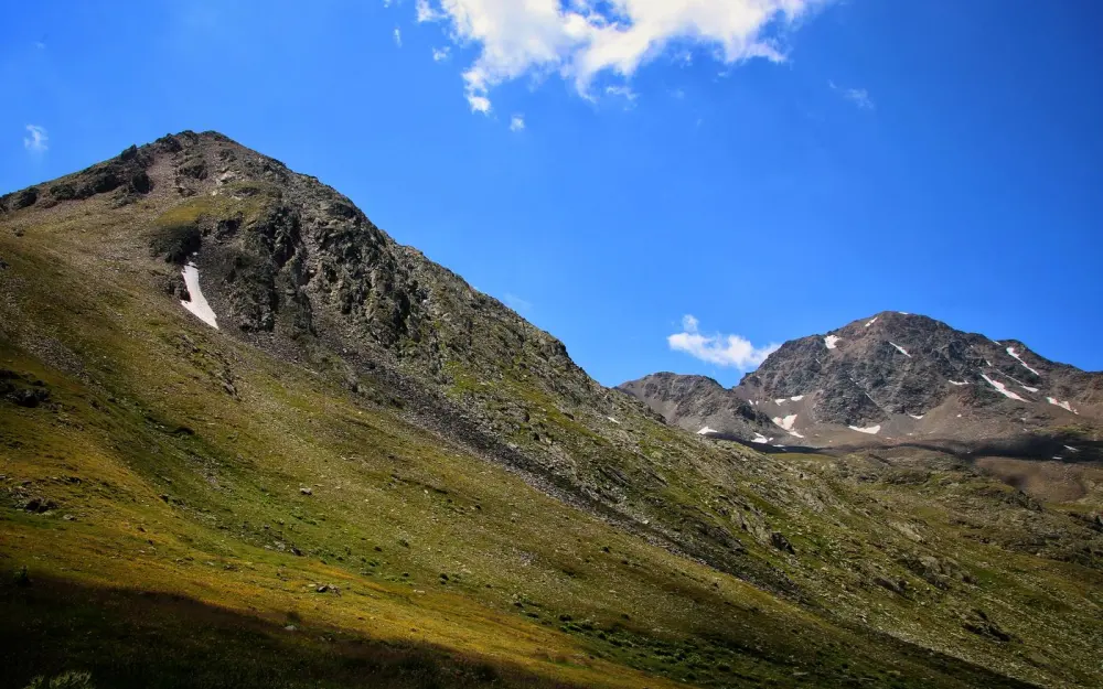 Symbolbild: Stunning summer view of Trepalle's rugged mountains under a clear blue sky.
