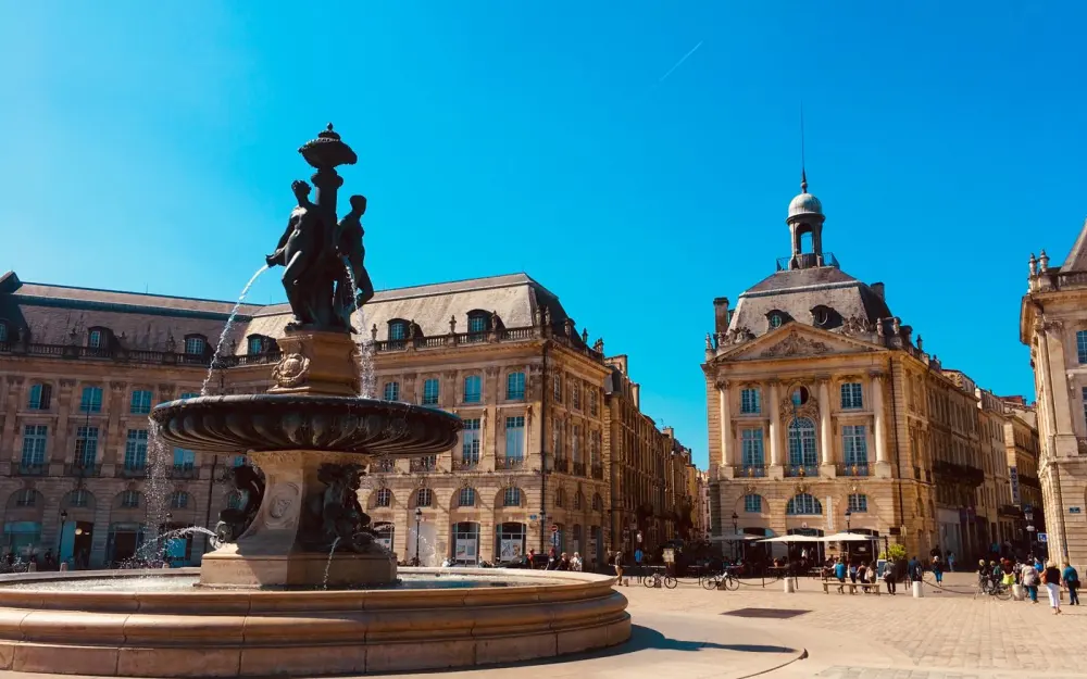 Symbolbild: Stunning view of the Place de la Bourse and its central fountain in Bordeaux, France.