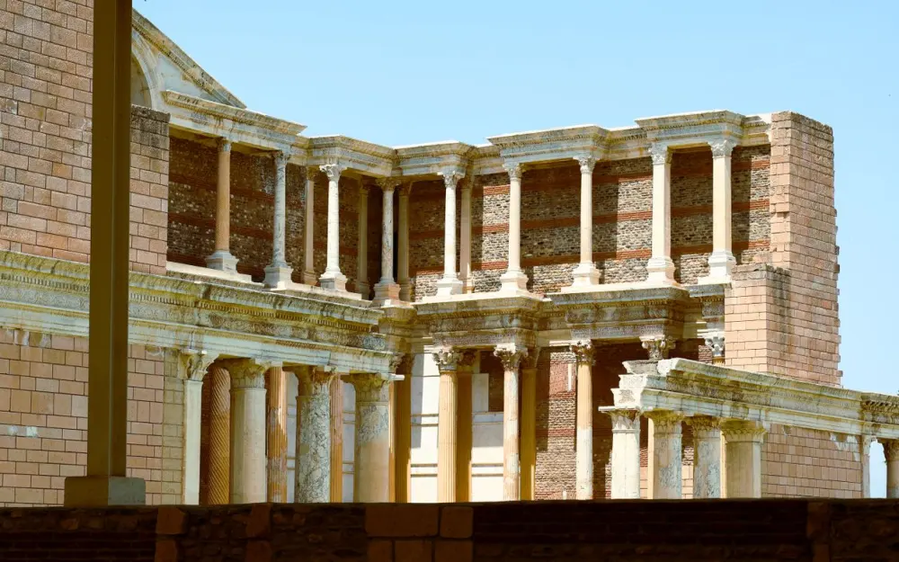 Symbolbild: A view of the ancient Roman theatre ruins at Sardis with columns and brickwork.