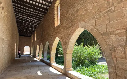 Symbolbild: Sunlit arched stone cloister at Santes Creus Monastery, Catalonia, Spain.
