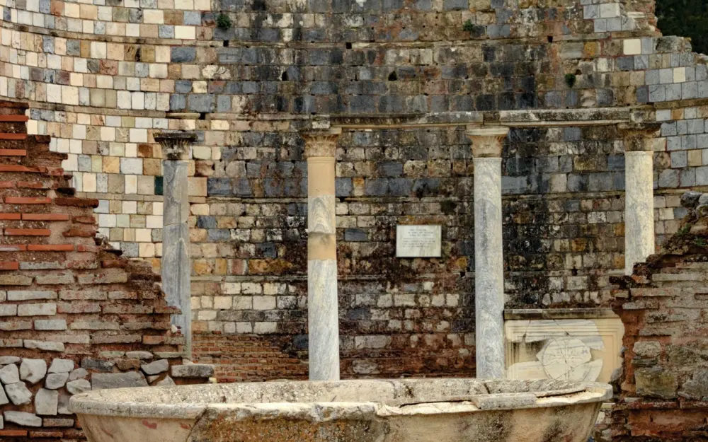 Symbolbild: Historical stone structure with well-preserved columns and ancient wall in ruins, showcasing rich architectural history.