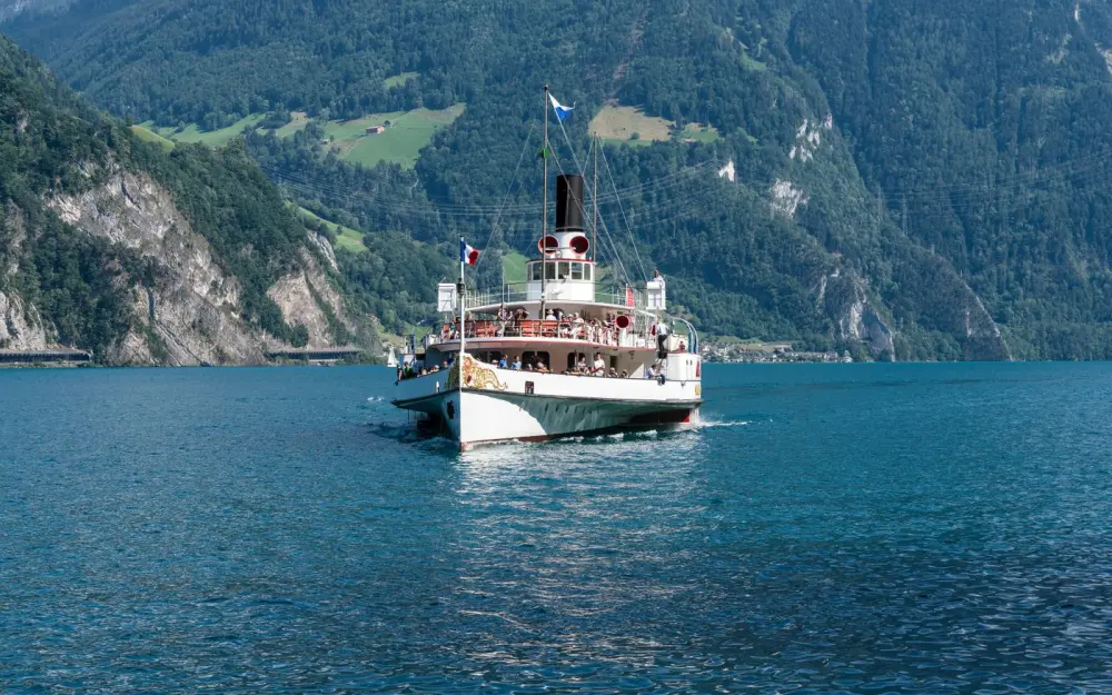 Symbolbild: Steamship on Lake Lucerne with scenic Swiss Alps backdrop on a sunny day.