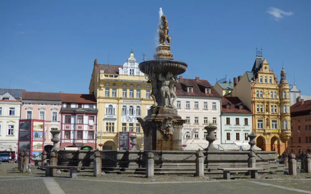 Symbolbild: Samson Fountain at the main square in České Budějovice with colorful historic buildings.