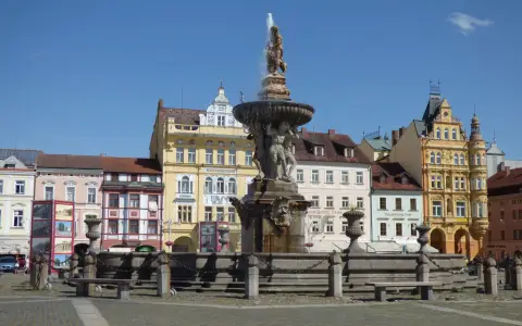 Symbolbild: Samson Fountain at the main square in České Budějovice with colorful historic buildings.
