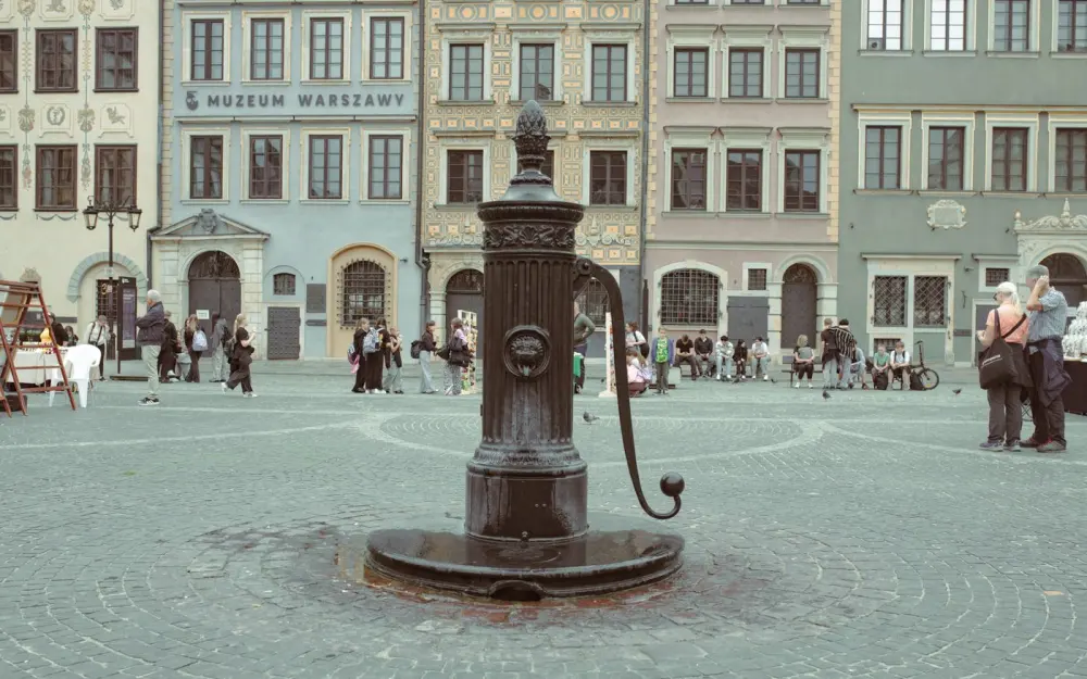 Symbolbild: A charming Warsaw square featuring a classic stone fountain and vibrant historical architecture.