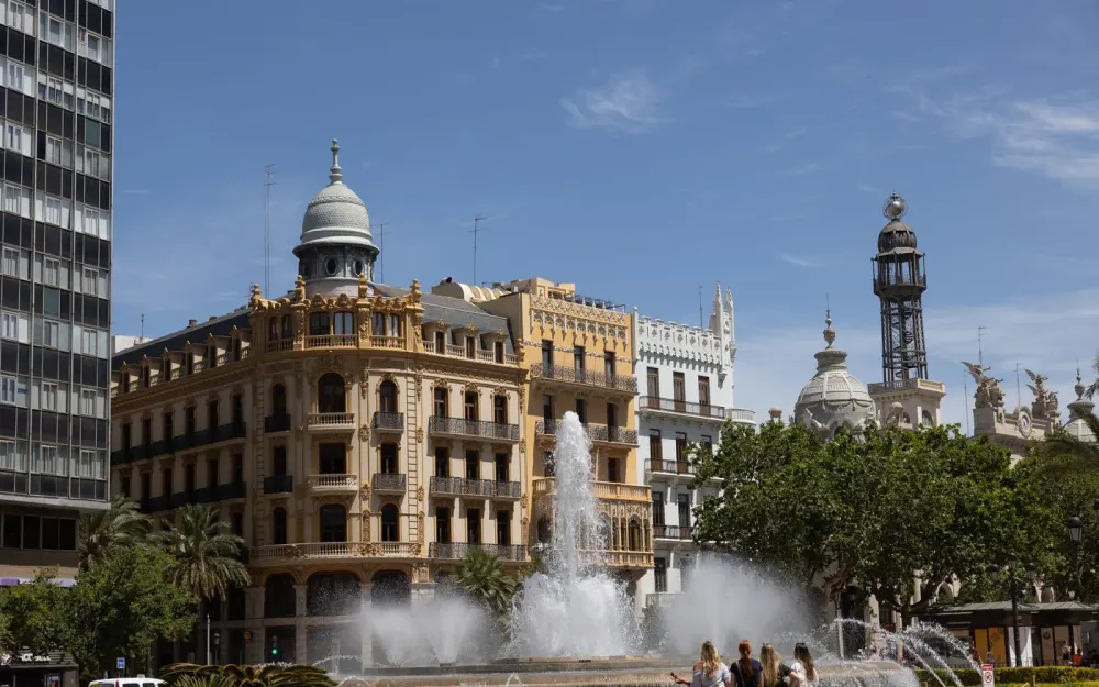 Symbolbild: Beautiful colonial architecture and a fountain in a sunny plaza in Valencia, Spain.
