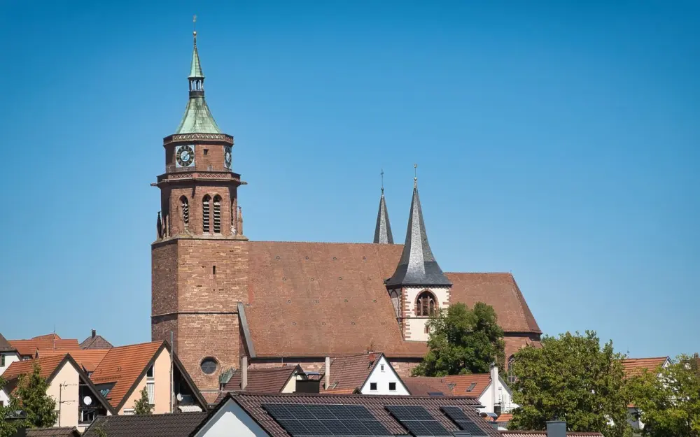 Symbolbild: A historic church with iconic architecture in Weil der Stadt, Germany, captured on a clear summer day.
