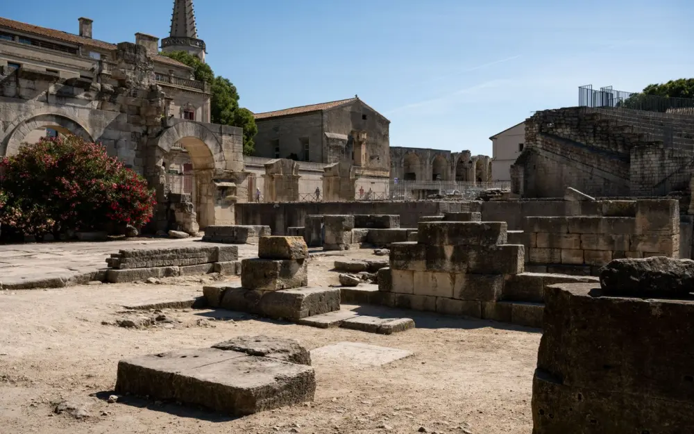 Symbolbild: Explore the historic Roman ruins in Arles, Provence, showcasing ancient architecture under a clear blue sky.