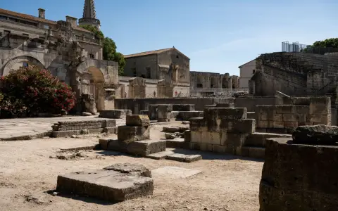 Symbolbild: Explore the historic Roman ruins in Arles, Provence, showcasing ancient architecture under a clear blue sky.