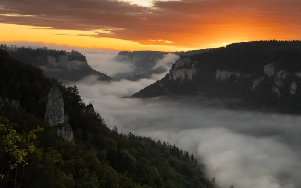 Symbolbild: Breathtaking view of the Swabian Jura mountains with fog and vibrant sunset in Baden-Württemberg, Germany.