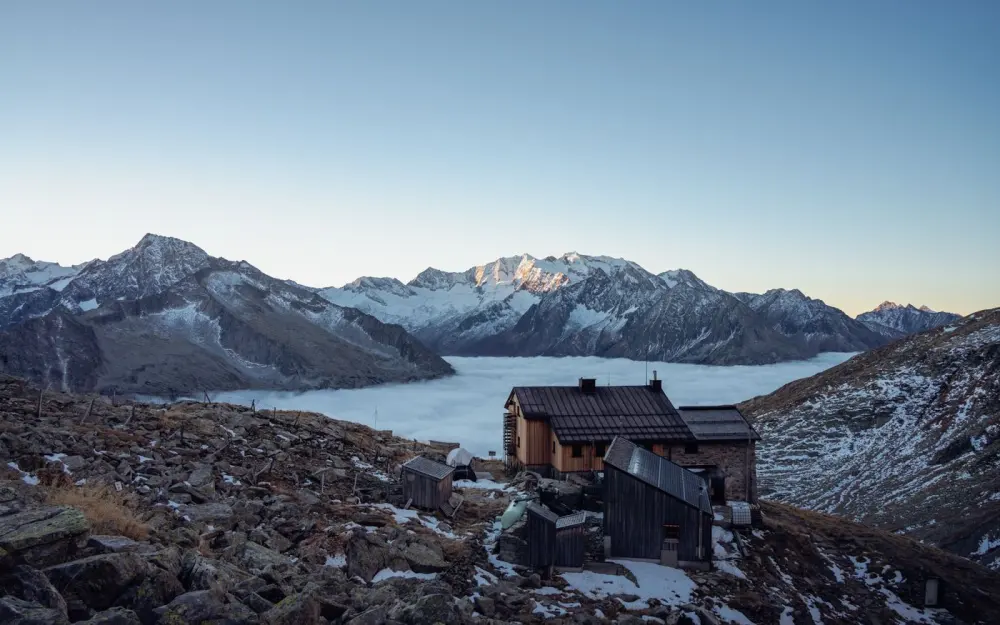 Symbolbild: Scenic view of a mountain hut in Tirol, Austria amidst stunning alpine peaks.