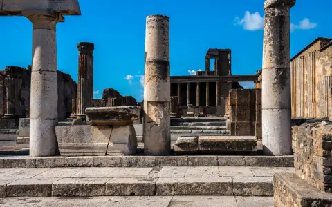 Symbolbild: Explore the well-preserved ruins of ancient Pompeii featuring classic stone columns.