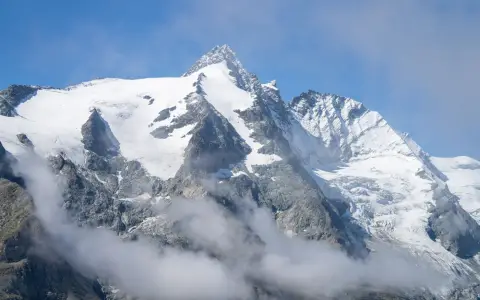 Symbolbild: Majestic snow-capped mountains in Tirol, Austria, showcasing alpine beauty.