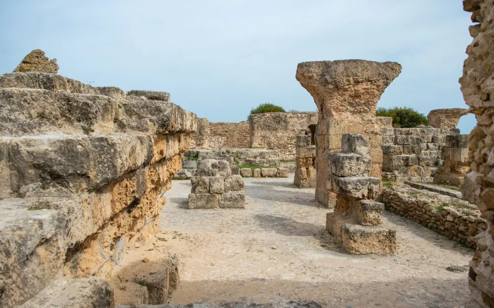 Symbolbild: Famous remains of old historic stones with ruined columns located on street against cloudless sky located in Tunisia in Turkey
